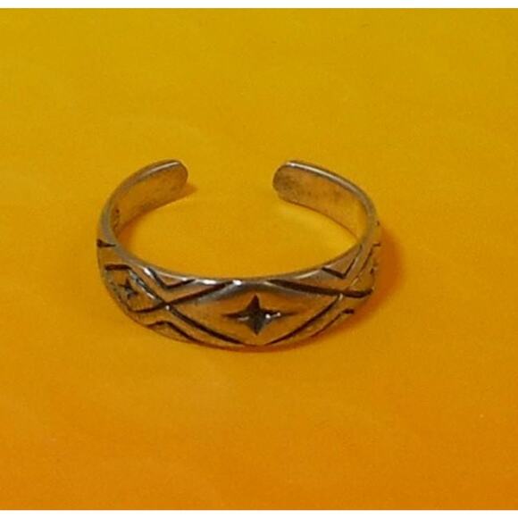 Vintage Sterling Silver Tribal Diamond Cut Toe Ring – Handcrafted Unique Jewelry - Picture 9 of 10